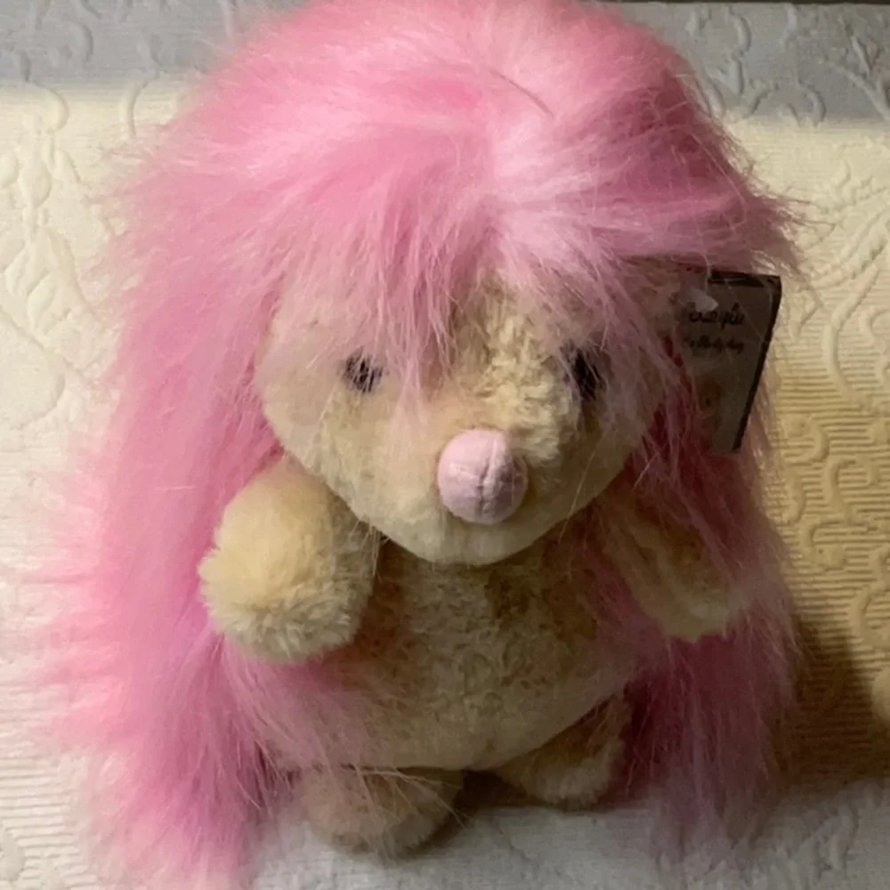 Layla the Hedgehog Plush Toy with Pink Hair 9/2022